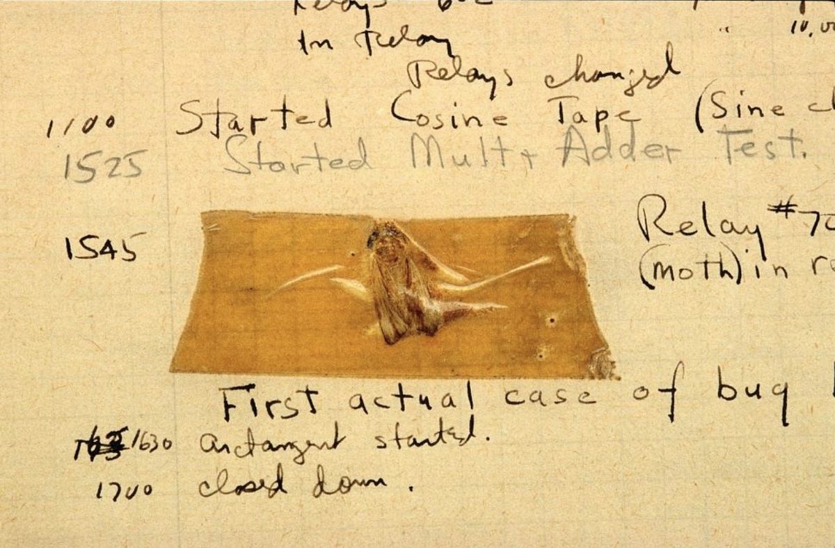 Harvard Mark II 日志本上贴着的飞蛾与 "First actual case of bug being found" 笔迹